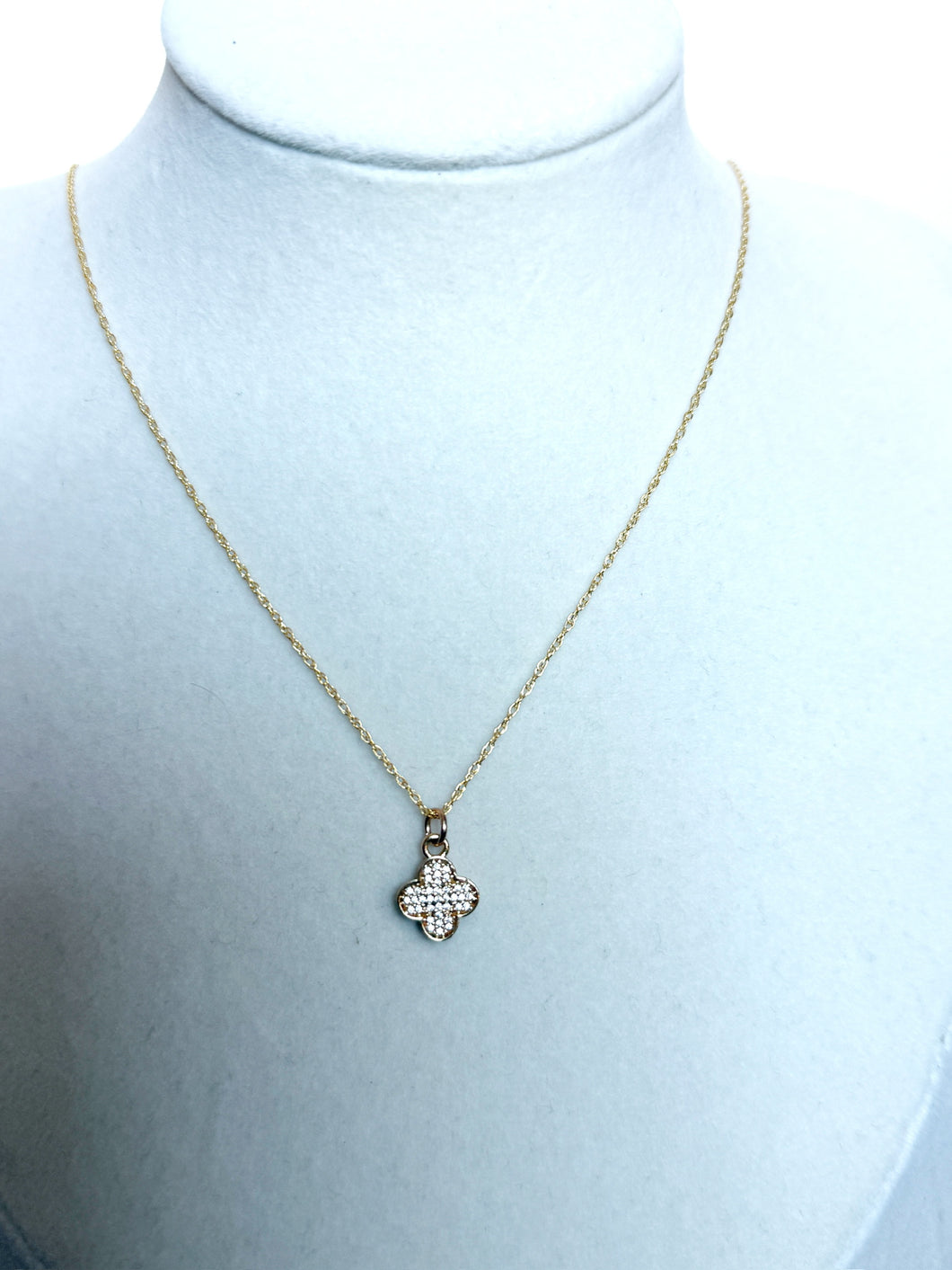 Clover pendant necklace